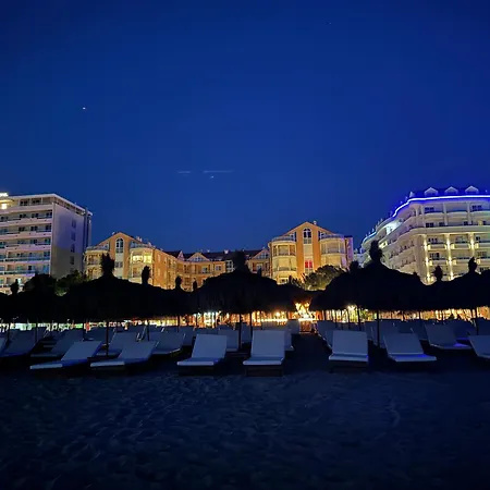 Blue Studio, Modern & Beachfront - By Beta Premium غوليم