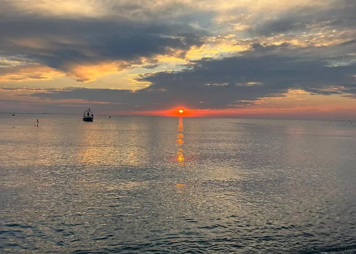 Blue Studio, Modern & Beachfront - By Beta Premium