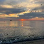 Blue Studio, Modern & Beachfront - By Beta Premium