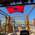 Blue Studio, Modern & Beachfront - By Beta Premium Appartamento