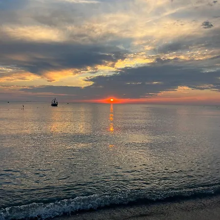 Blue Studio, Modern & Beachfront - By Beta Premium